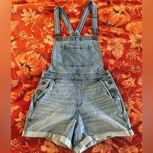 High-wasted overall shorts
